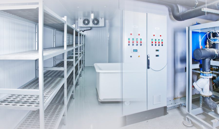 Cámara de refrigeración para almacenamiento de alimentos. Congelador vacío.Frigorífico industrial. Congelador con estanterías de metal.